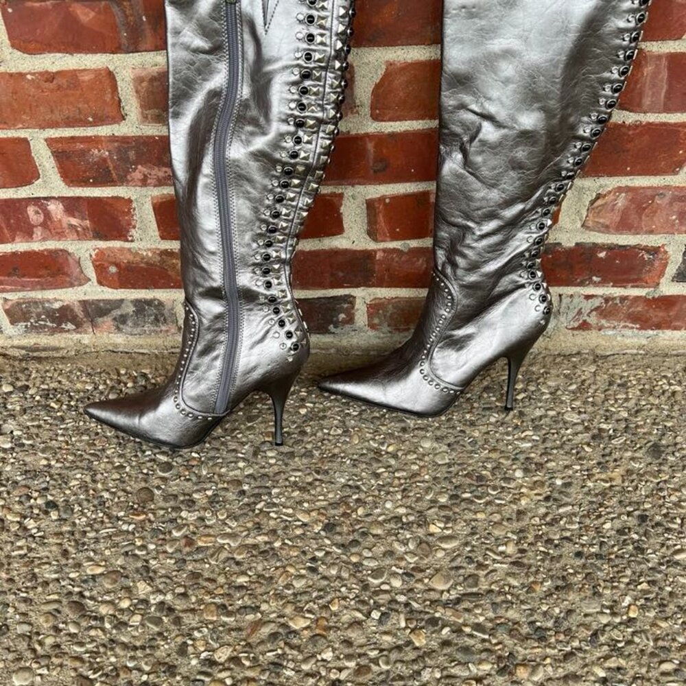 VS VICTORIA’S SECRET THRU COLIN STUART SILVER JEWELED TALL STATEMENT BOOTS SZ 7